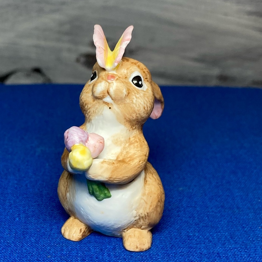 VNTG PORCELAIN BUNNY HOLDING BOUQUET 💐 WITH 🦋 ON NOSE